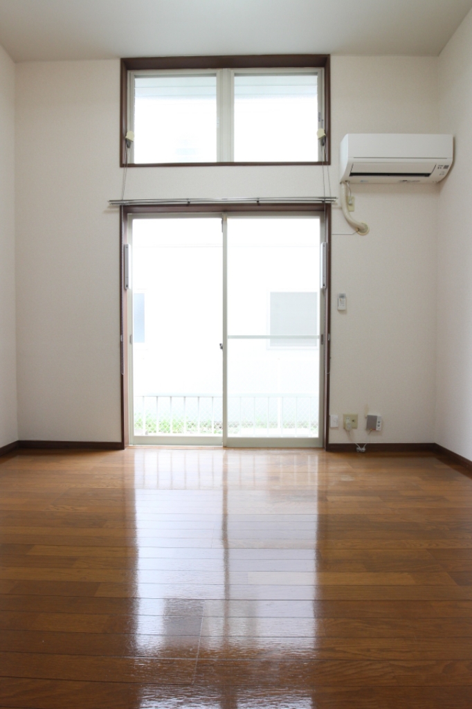 居室・リビング　天井が高く開放的