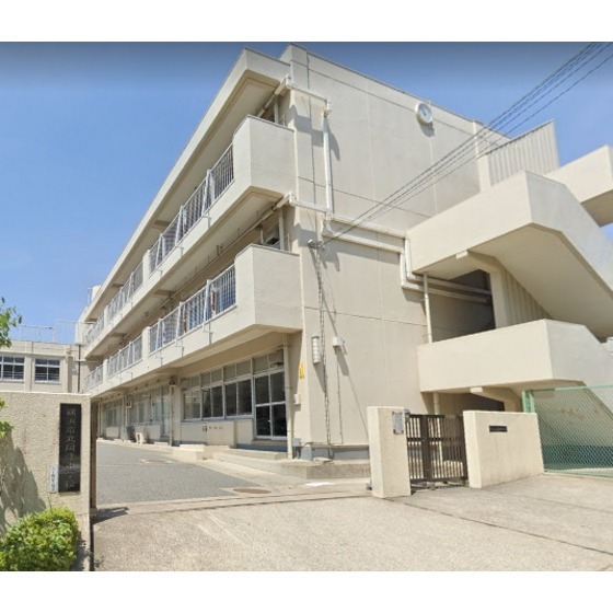 中学校　横浜市立岡津中学校（中学校）まで982m