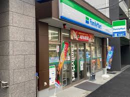 コンビニ　ファミリーマート横浜吉野町駅西店（コンビニ）まで208m
