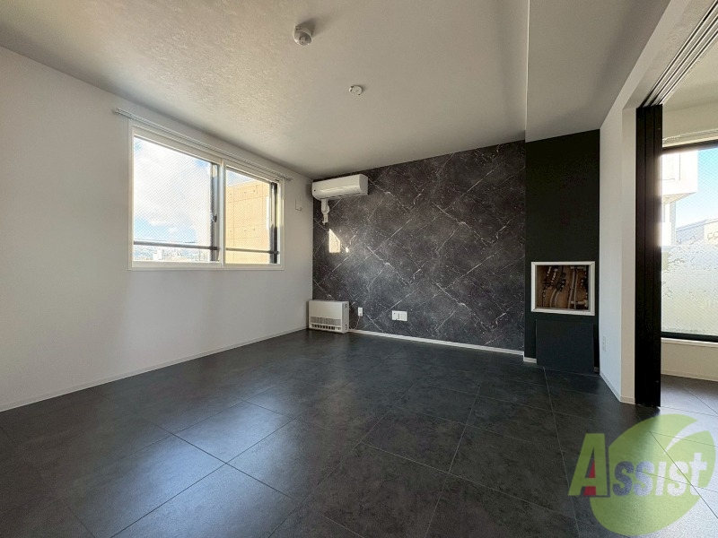 居室・リビング　エアコン付きで快適なリビングになっております！