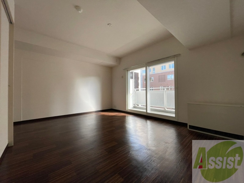 居室・リビング　リビングです。窓が大きくて明るいですね！