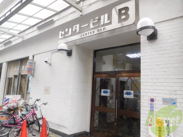 エントランス　アーケードが近いので屋根付いてます。