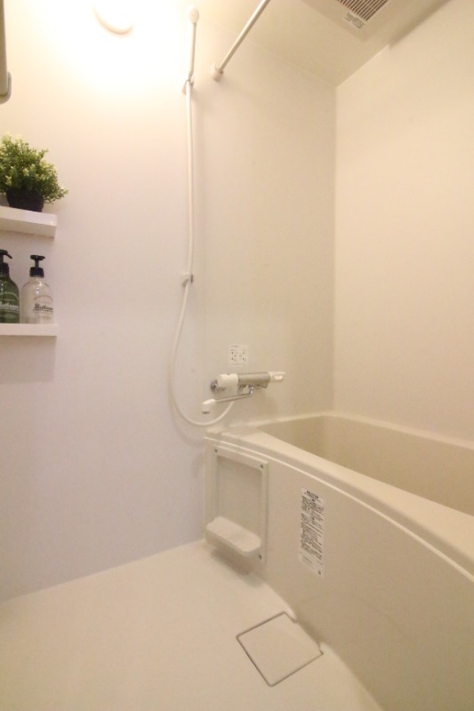 バス・シャワールーム　家具は物件に付帯するものではありません。