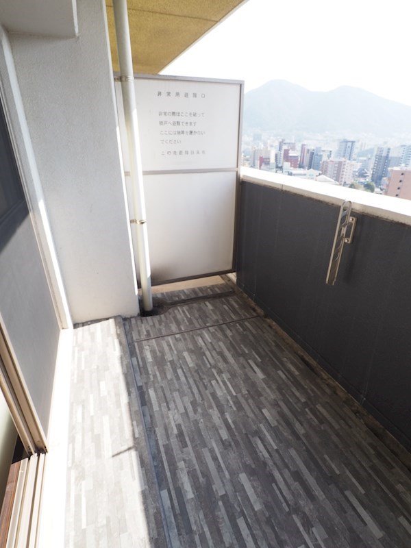 バルコニー　ベランダも広く洗濯物も干しやすいです。