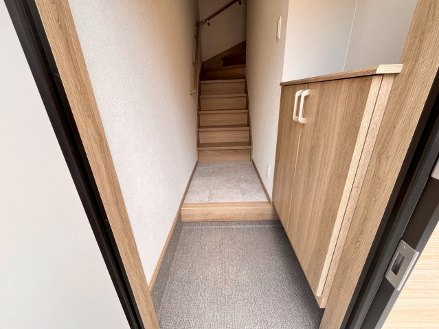 玄関　中階段で上がります♪