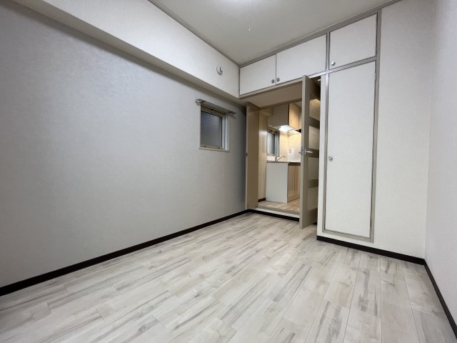 居室・リビング　収納付きのリビングです♪