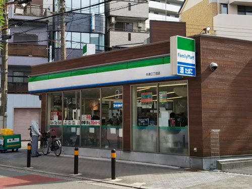 コンビニ　ファミリーマート 中津三丁目店（コンビニ）まで134m