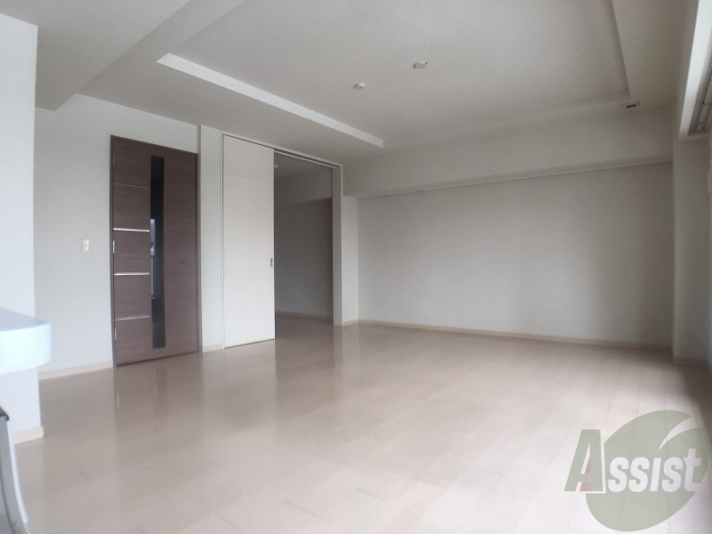 居室・リビング　リビングです。白を基調としていてお部屋全体が明るいですね！