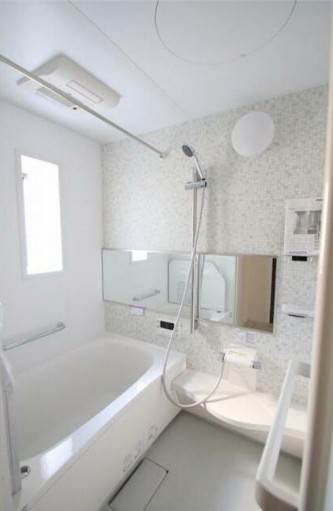 バス・シャワールーム　追い焚き機能、浴室乾燥機付きバス。