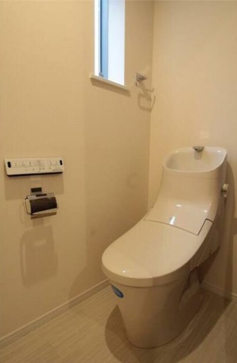 トイレ　温水洗浄便座。