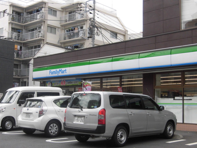 コンビニ　ファミリーマート（コンビニ）まで987m