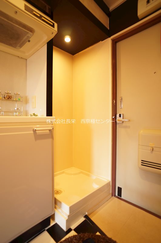 洗面設備　玄関横の洗濯機置場です★