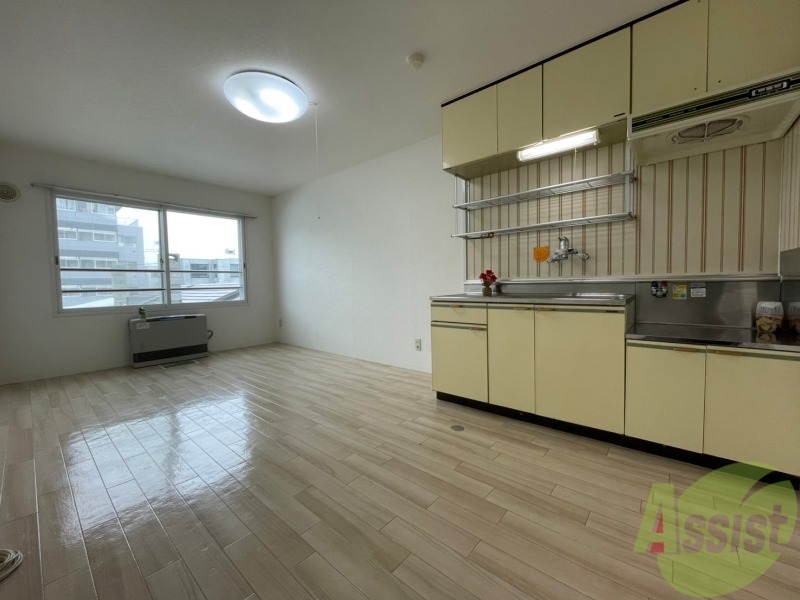 居室・リビング　リビングです。木目のフローリングが落ち着きますね。