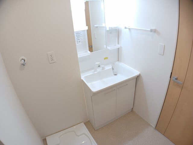 洗面設備　ゆったりとスペースのある洗面所