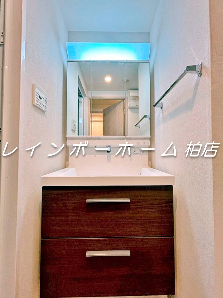 洗面設備　独立洗面台あり、毎朝おしゃれに忙しい女性の方におすすめです