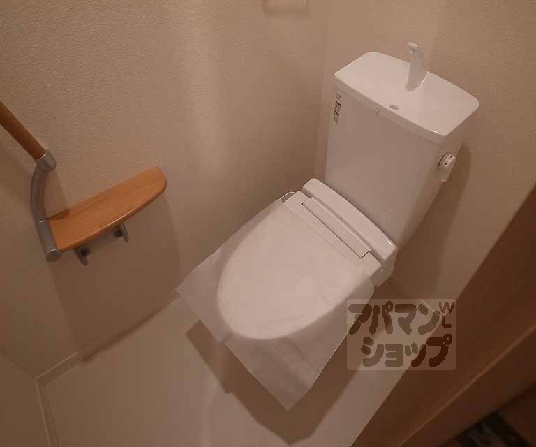 トイレ　ウォシュレット機能搭載のトイレです。