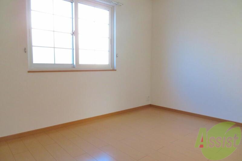 その他部屋・スペース　もう一部屋にも大きめの窓が付いていて明るいですねー。