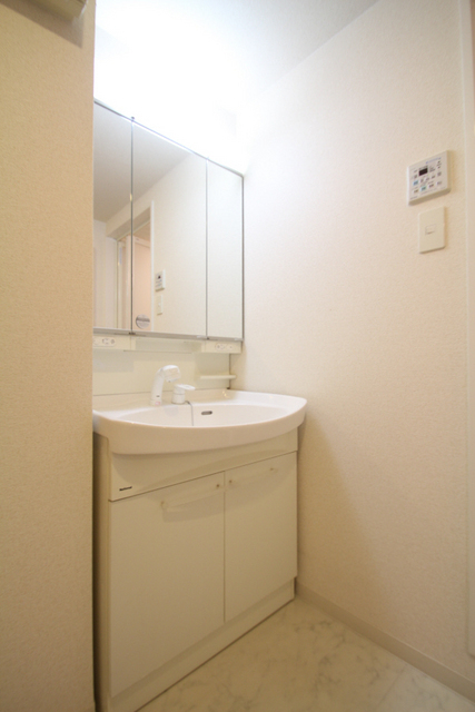 洗面設備　※同建物内の同間取りのお写真です。