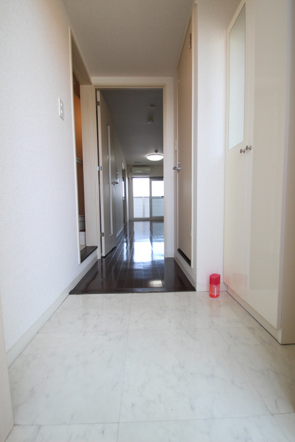玄関　※同建物内の同間取りのお写真です。
