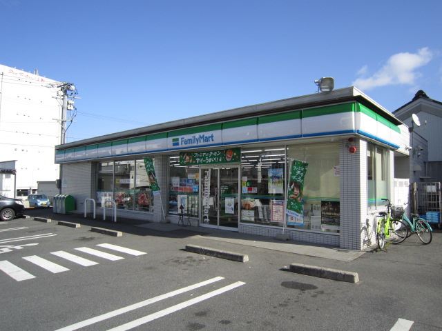 コンビニ　ファミリーマート（コンビニ）まで380m