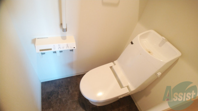 トイレ　温水洗浄機能付きのトイレです。きれいで落ち着ける空間。