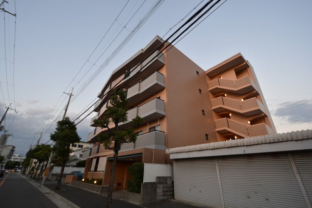 建物外観　エレベーター付きで荷物があっても安心♪