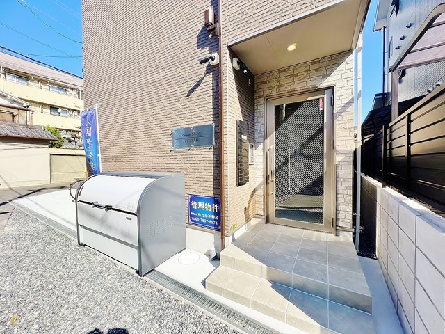 エントランス　カメラ付きオートロック・防犯カメラ・ゴミ置場