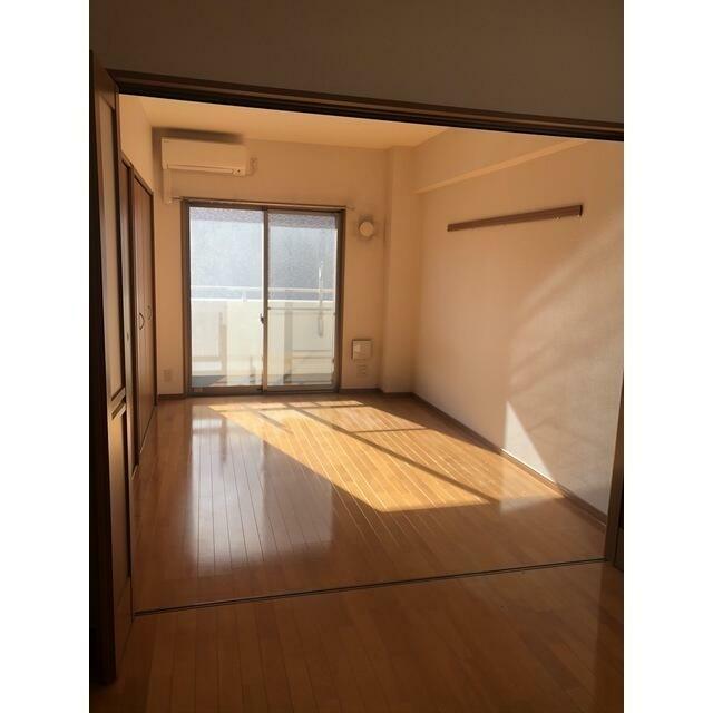 居室・リビング　南向き！最上階！最上階は天井が高いです。