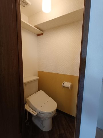 トイレ　バス・トイレ別で、温水洗浄便座もついてます。