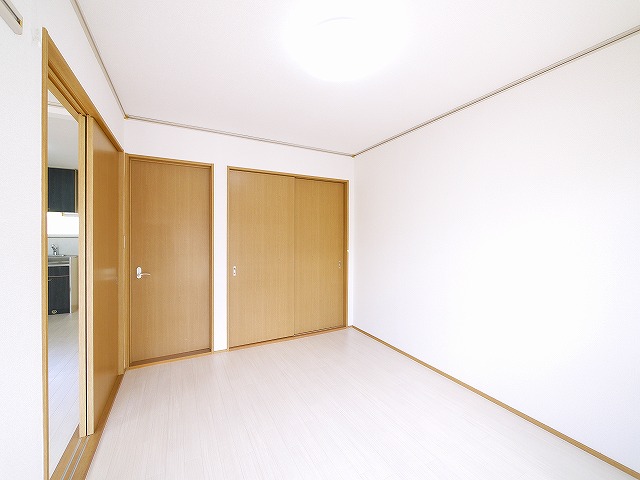 その他部屋・スペース　落ち着いた色調の寝室です