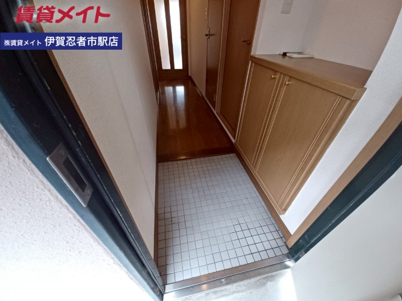 玄関　別部屋参考写真となります。