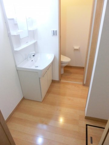 洗面設備　※同タイプの別の部屋の写真です。
