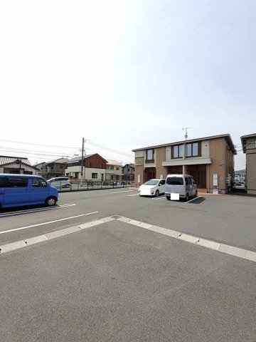 駐車場　駐車場があるので、車を買う予定の方も安心です