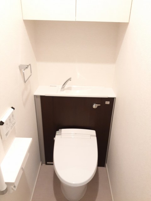 トイレ　シャワー付き暖房便座（同型タイプ）