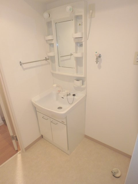 洗面設備　洗面台のとなりに洗濯機置場があります。（同仕様のお部屋の画像