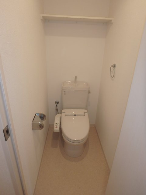 トイレ　温水洗浄便座（シャワートイレ）です。（同仕様のお部屋の画像で