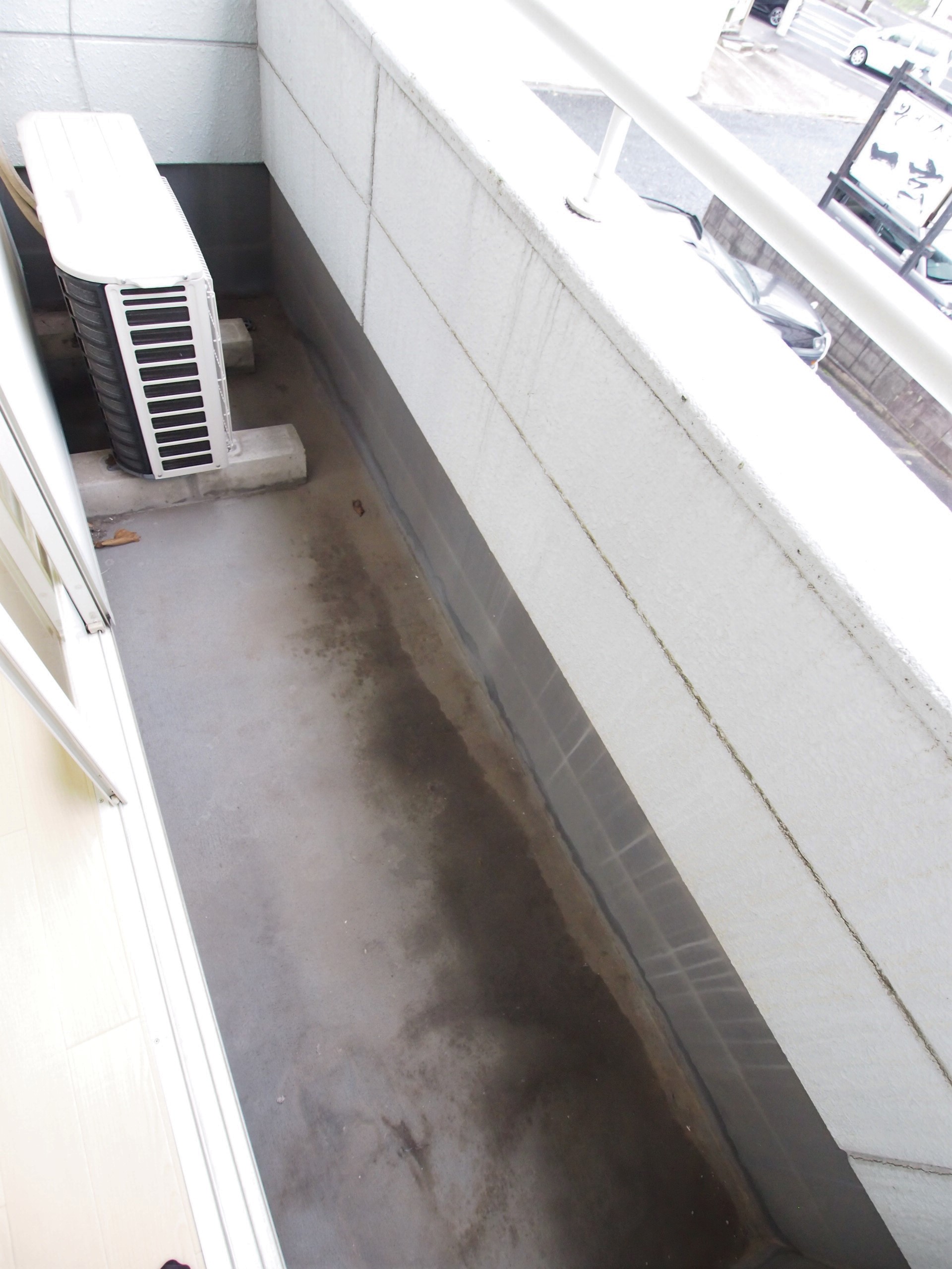 バルコニー　洗濯竿を設置すると洗濯物を干すことができます。