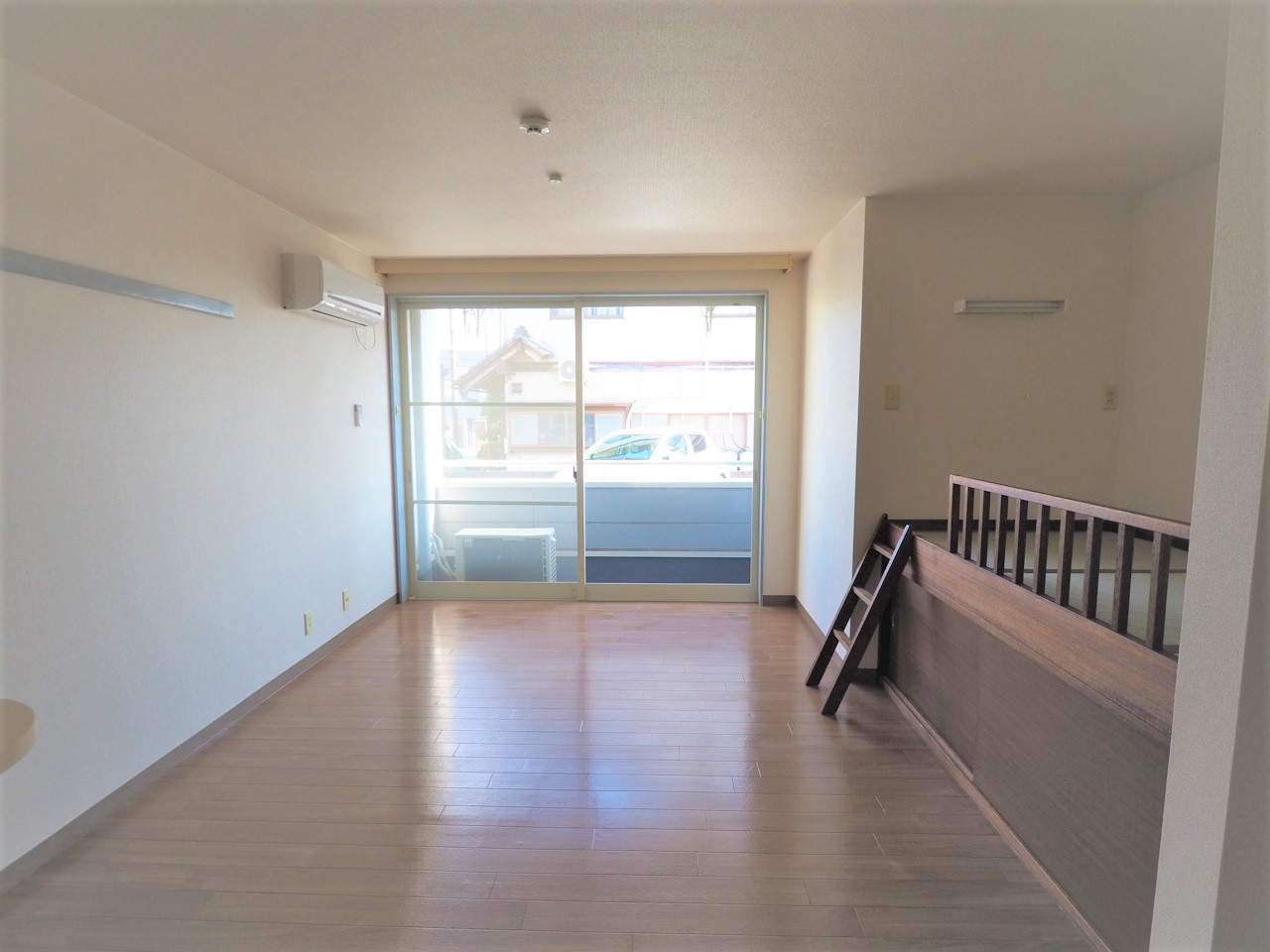 居室・リビング　居室８帖　フローリングなのでお掃除が簡単ではかどります。