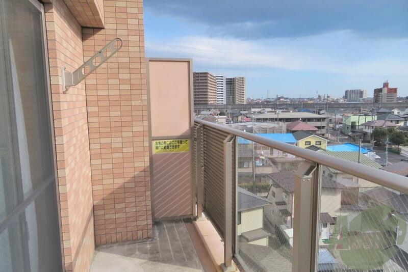 バルコニー　バルコニーは洗濯物がしっかり干せそうな広さです。