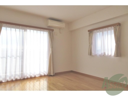 居室・リビング　二面採光が印象的な明るいお部屋です。開放感も有りますね。