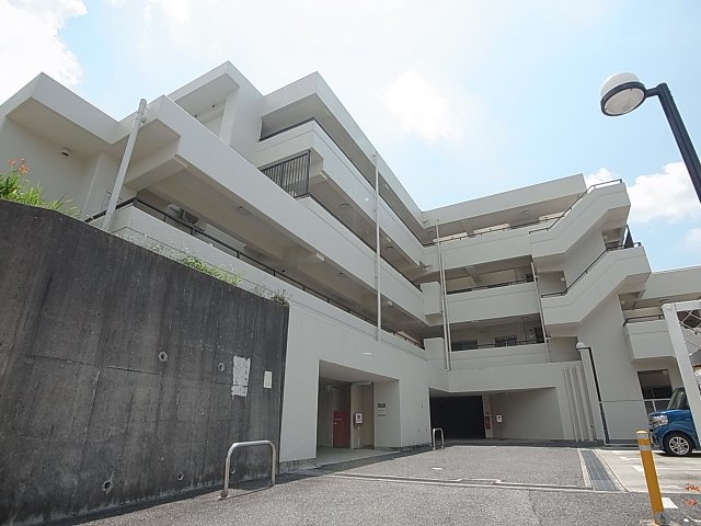神戸市北区緑町のマンションの建物外観