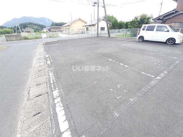 【出雲市斐川町神氷のアパートの駐車場】