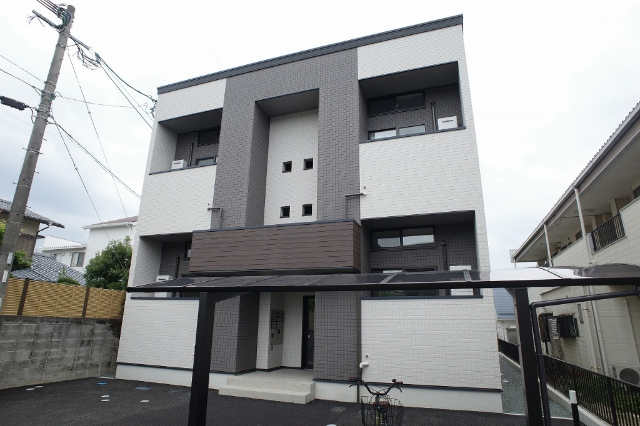 熊本市西区島崎のアパートの建物外観