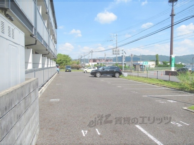 【湖南市石部中央のアパートの駐車場】