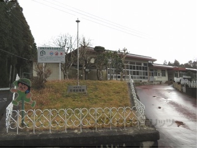 【湖南市石部中央のアパートの幼稚園・保育園】