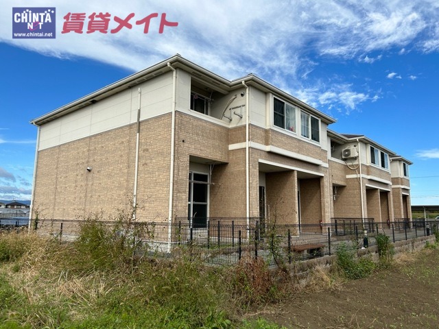 松阪市星合町のアパートの建物外観