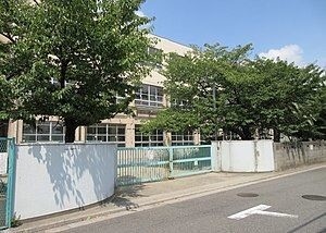 【ペア浅香山団地25棟の小学校】