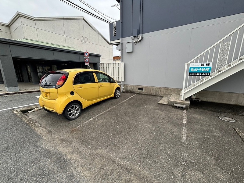 【加古川市平岡町新在家のアパートの駐車場】