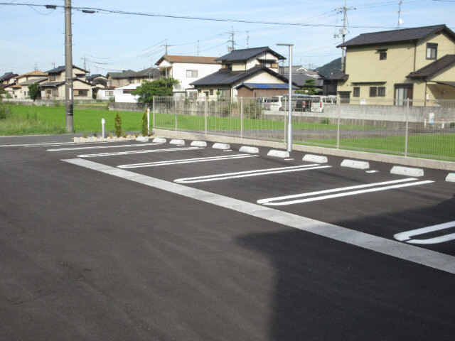 【岡山市南区植松のアパートの駐車場】