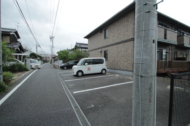 【ピュアメゾン西大寺の駐車場】